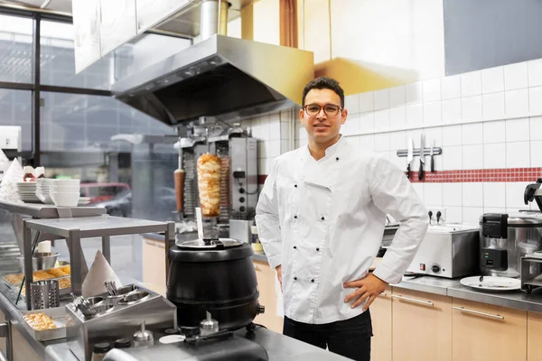 Kocken på kebab shop — Stockfoto