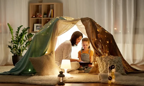 Family with tablet pc in kids tent at home — Stock Photo, Image