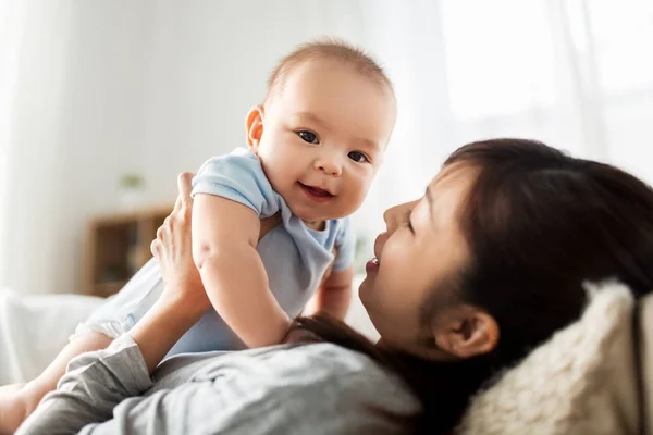 Glückliche Mutter mit kleinem Sohn zu Hause — Stockfoto