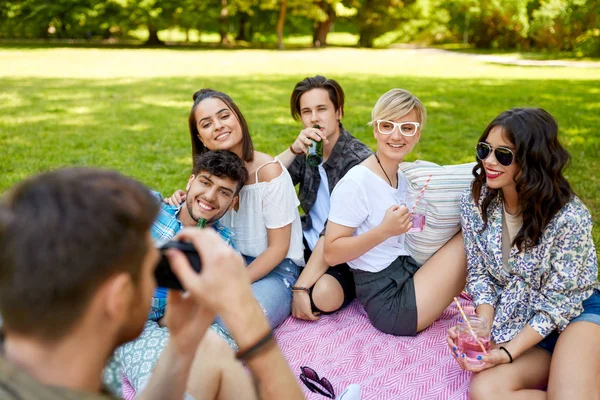 Amici con bevande fotografare al picnic estivo — Foto Stock