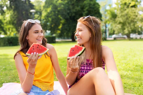 Meninas adolescentes comendo melancia no piquenique no parque — Fotografia de Stock