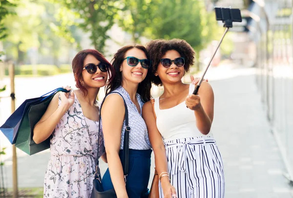 Mujeres con bolsas de compras tomando selfie al aire libre —  Fotos de Stock