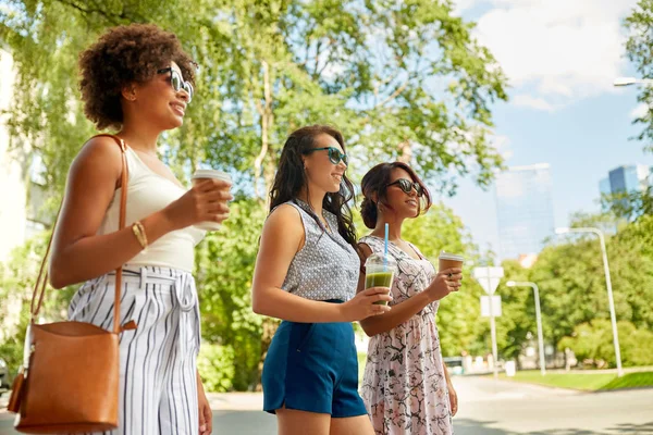 Mulheres felizes ou amigos com bebidas no parque de verão — Fotografia de Stock