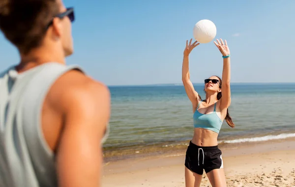 Szczęśliwa para gry w siatkówkę na plaży latem — Zdjęcie stockowe