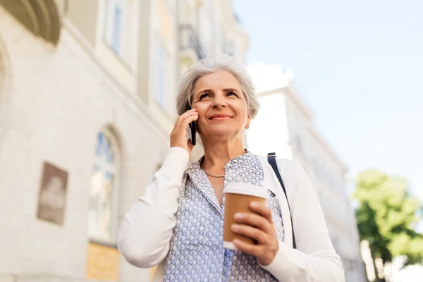 Mulher sênior chamando no smartphone na cidade — Fotografia de Stock