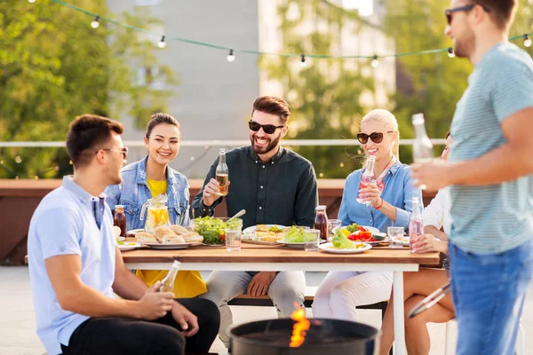 Gelukkige vrienden met bbq feest op dak — Stockfoto