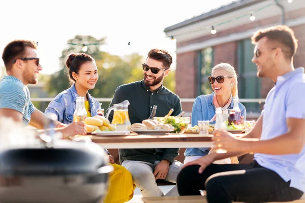 Szczęśliwy przyjaciółmi o grill party na dachu — Zdjęcie stockowe