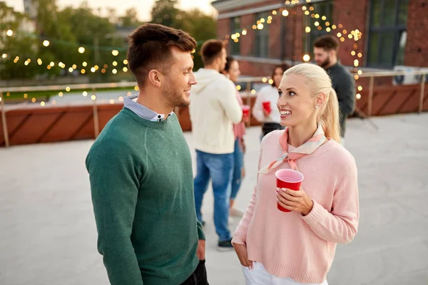 Amis avec des boissons non alcoolisées à la fête sur le toit — Photo