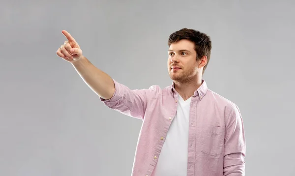 Junger Mann zeigt etwas — Stockfoto