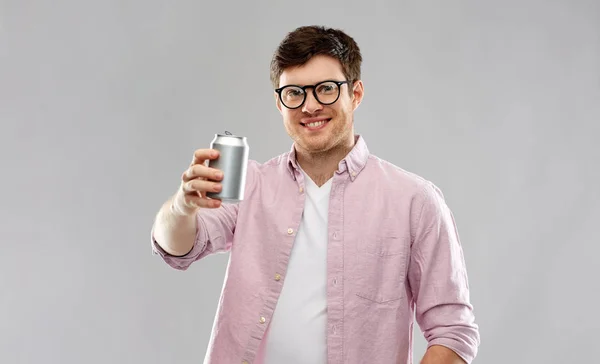 Heureux jeune homme boire soda de boîte de conserve — Photo