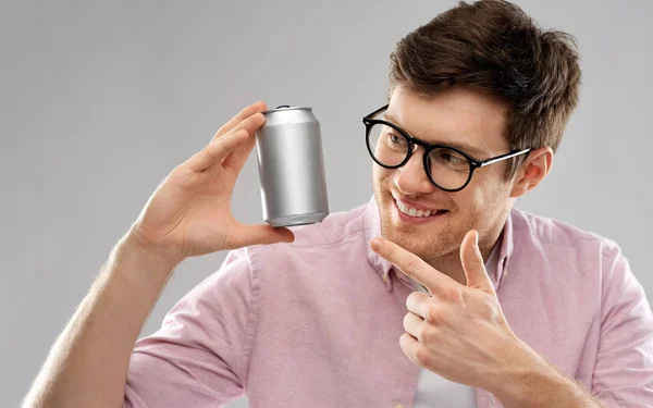 Šťastný mladý muž drží plechovky s soda — Stock fotografie