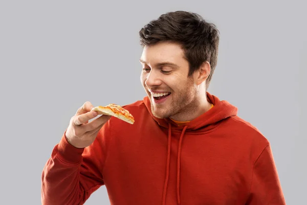 Glad ung man äta pizza — Stockfoto