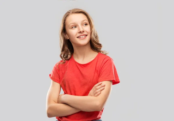 Gelukkig tienermeisje in rood met gekruiste armen — Stockfoto