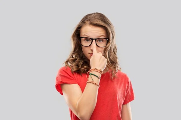 Niña estudiante sonriente en gafas y camiseta roja — Foto de Stock