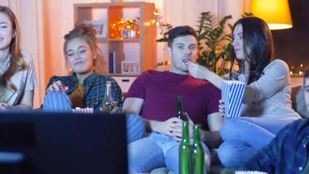 喝啤酒和吃爆米花的朋友在家里看电视 — 图库视频影像