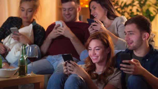 Amigos com smartphone assistindo tv em casa — Vídeo de Stock