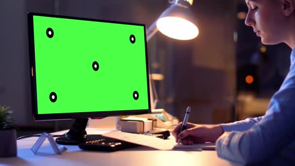 Επιχειρηματίας με πράσινη οθόνη υπολογιστή — Αρχείο Βίντεο