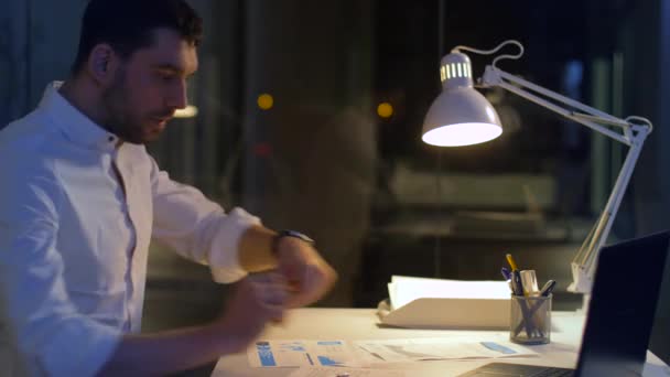 Homme d'affaires avec des fichiers et un ordinateur portable travaillant la nuit — Video