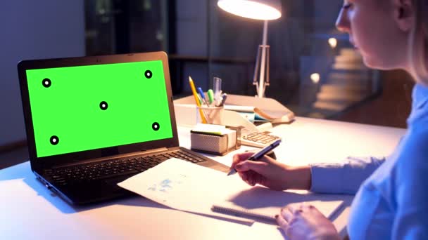 Geschäftsfrau mit grünem Bildschirm am Computer — Stockvideo