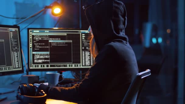 サイバー攻撃に対するコンピュータ ウイルスを作成するハッカー — ストック動画