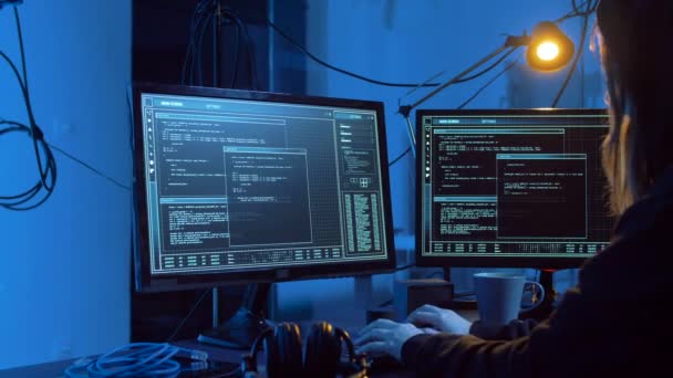 Hacker criando vírus de computador para ataque cibernético — Vídeo de Stock