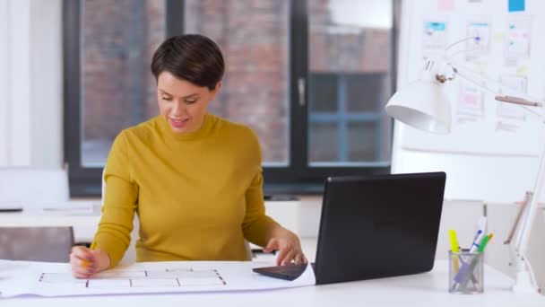 Arquiteto com planta e laptop no escritório — Vídeo de Stock