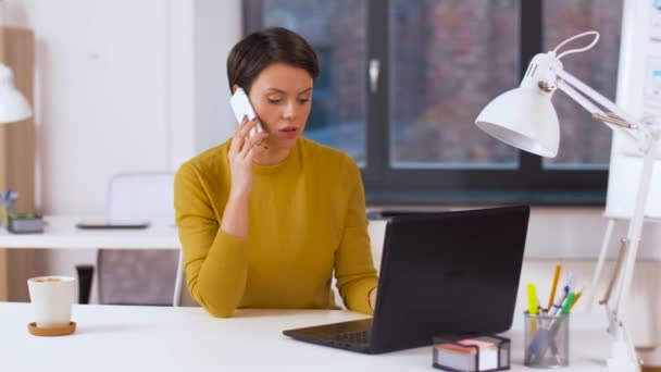 Geschäftsfrau telefoniert im Büro mit Smartphone — Stockvideo