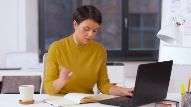 Businesswoman writing to notebook at office — Stock Video