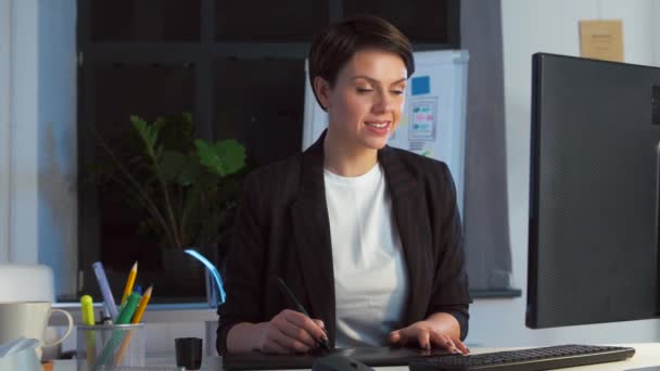 Concepteur avec ordinateur et tablette stylo au bureau — Video