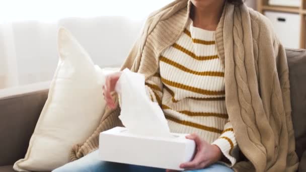 Mujer enferma que sopla la nariz en papel en casa — Vídeo de stock