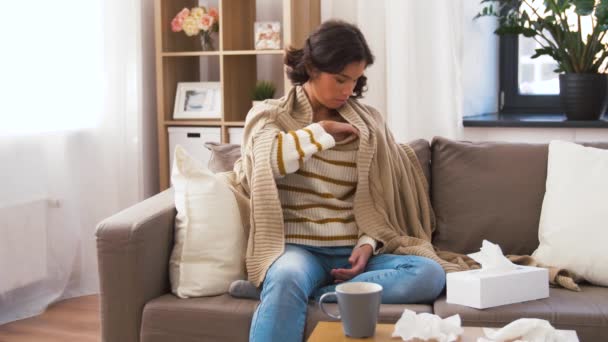 Mujer enferma que mide la temperatura por termómetro — Vídeos de Stock