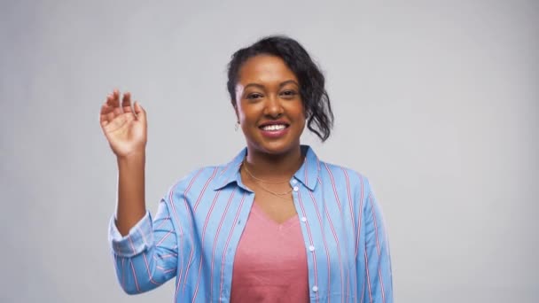 Feliz Africano americano mulher acenando mão — Vídeo de Stock