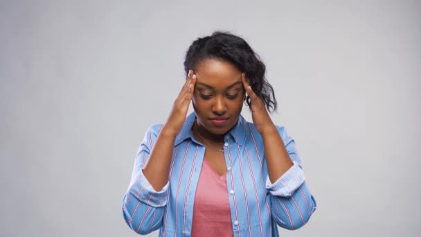 Mujer afroamericana que sufre de dolor de cabeza — Vídeos de Stock