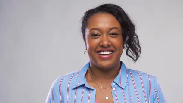 Mujer afroamericana feliz sobre fondo gris — Vídeo de stock