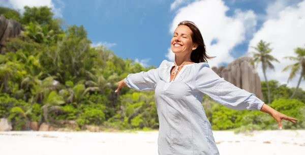 Feliz mujer sobre seychelles isla tropical playa —  Fotos de Stock