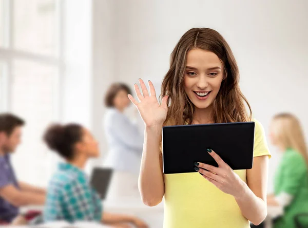 Estudiante chica teniendo video llamada en tableta en la escuela —  Fotos de Stock