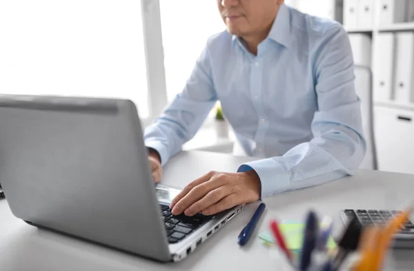 Close up of businessman working with laptop — Stock Photo, Image