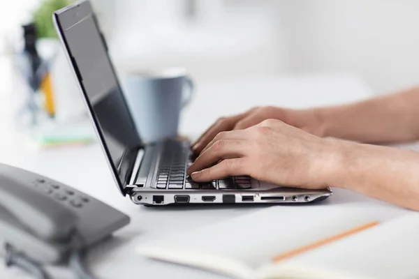 Mãos digitando no computador portátil no escritório — Fotografia de Stock