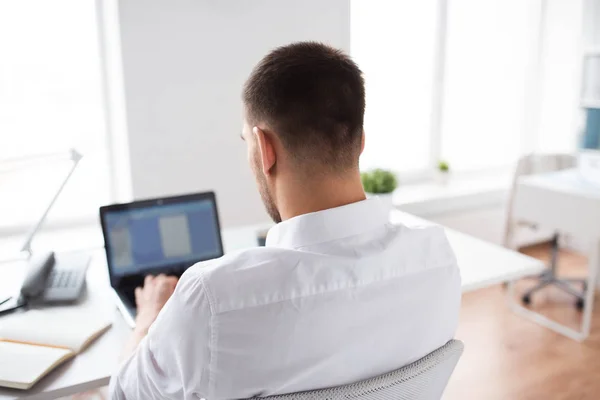Närbild på affärsman att skriva på laptop på kontoret — Stockfoto
