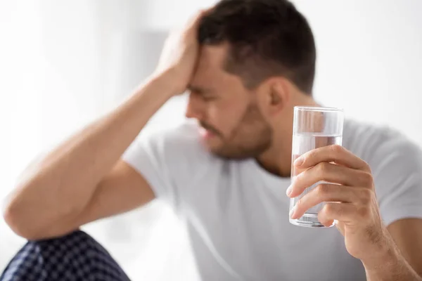 Närbild av sjuk man med glas vatten — Stockfoto