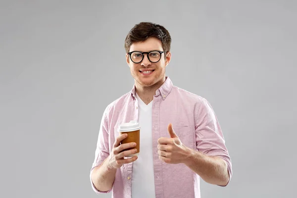 Mann in Brille mit Kaffee zeigt Daumen hoch — Stockfoto