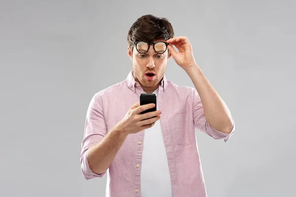 Generad ung man tittar på smartphone — Stockfoto