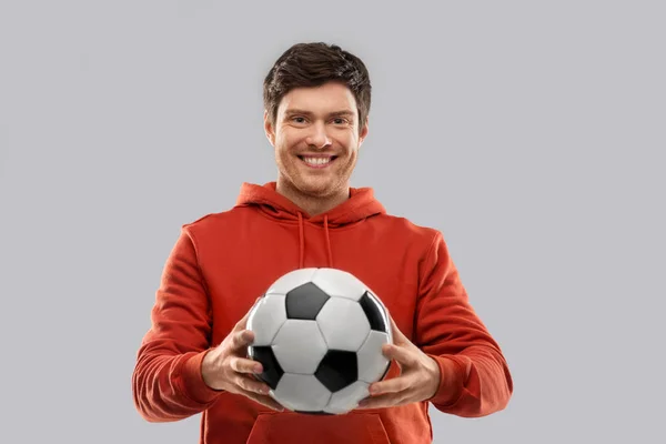 Hombre feliz o fanático del fútbol con pelota de fútbol — Foto de Stock