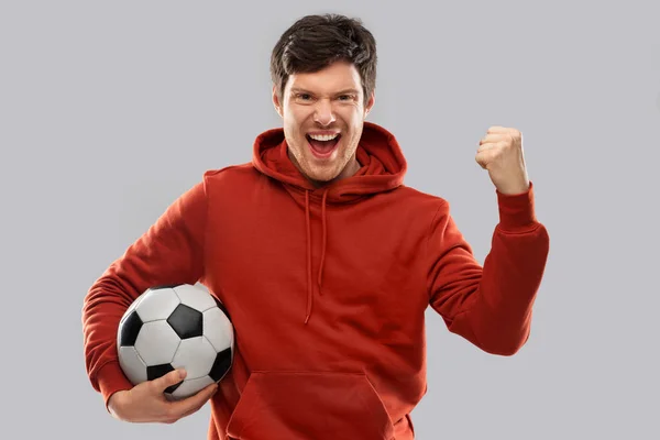 Homem feliz ou fã de futebol com bola de futebol ganhando — Fotografia de Stock