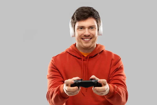 Homem com gamepad jogar videogame — Fotografia de Stock