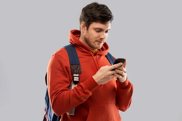 Człowieka lub student ze smartfonem i tornister — Zdjęcie stockowe