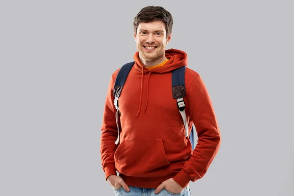 Jovem ou estudante com saco escolar ou mochila — Fotografia de Stock