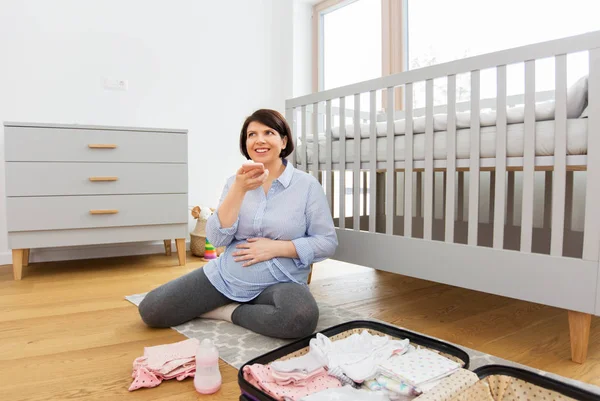 Zwangere vrouw verpakking zak voor kraamkliniek — Stockfoto