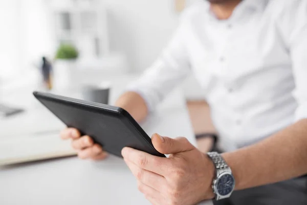 Nahaufnahme eines Geschäftsmannes mit Tablet-PC im Büro — Stockfoto