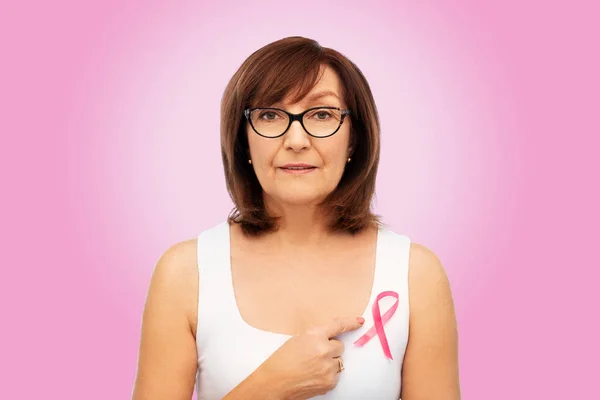 Donna anziana con nastro rosa di consapevolezza del cancro al seno — Foto Stock